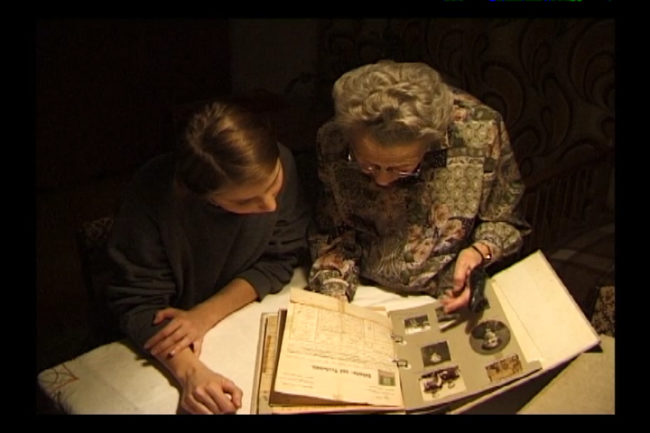 Walburga Lambeck zeigt ihre Familienbilderr